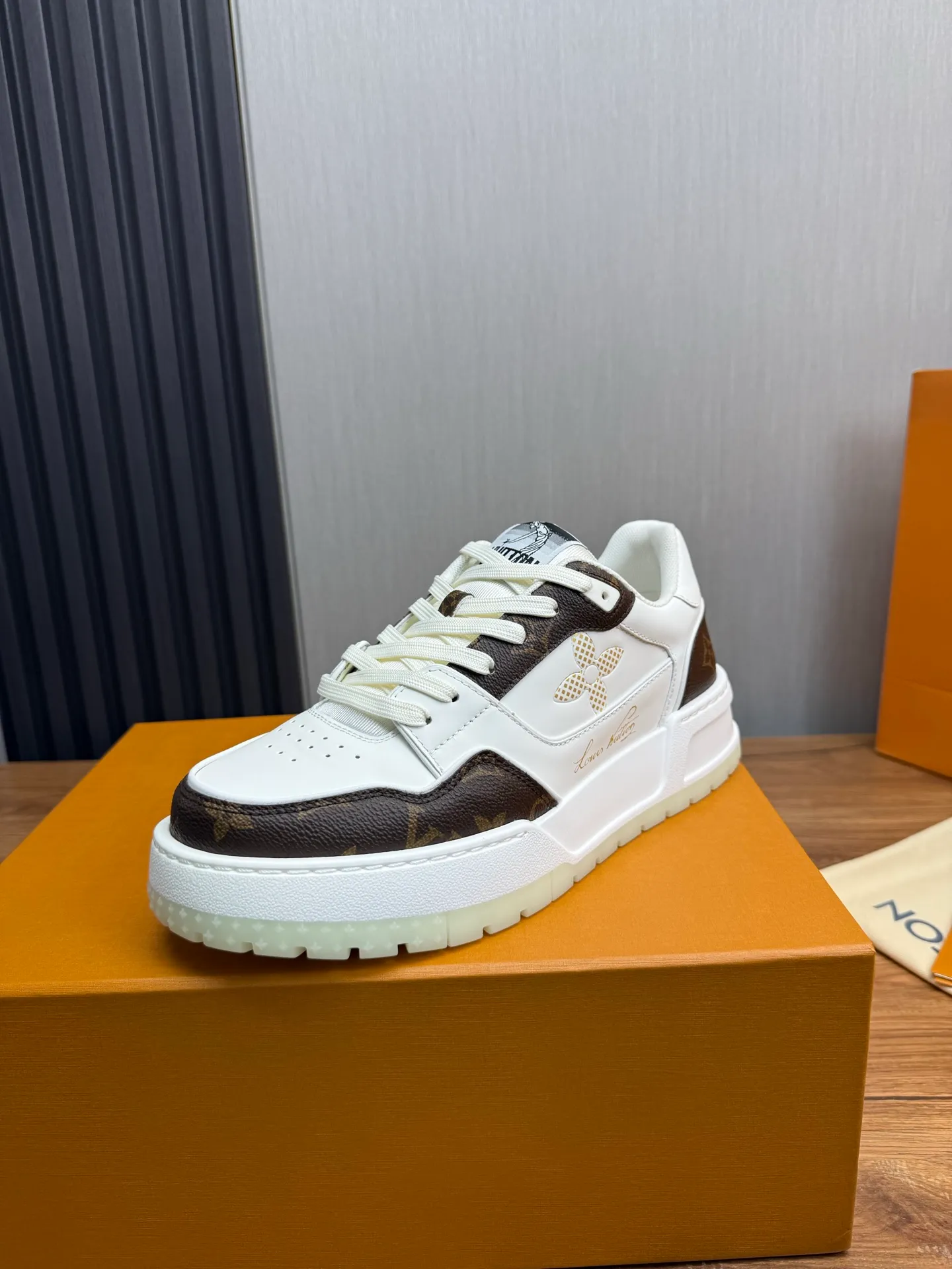 Men's shoes 💰860💰 LV. High version counters are on sale at the same time ⬆️ Men's new sneakers 🔥 The uppers are imported cowhide; "High-end, high-end, classy, ​​noble" workmanship is exquisite (original cowhide is used inside), soles: Original outsole specially provided by the original factory, taken in real life 🎬. Yardage: 38-44. (38.45 can be customized)